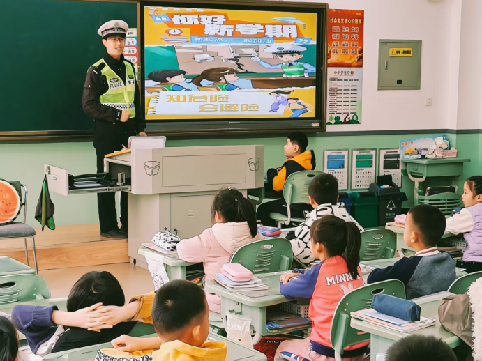 法治春風(fēng)潤少年——大連政法系統(tǒng)開展中小學(xué)生安全教育活動(1)(1)781