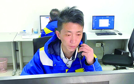 陳壽臣與客戶電話溝通