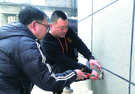 王闖(右)義務安裝水龍頭