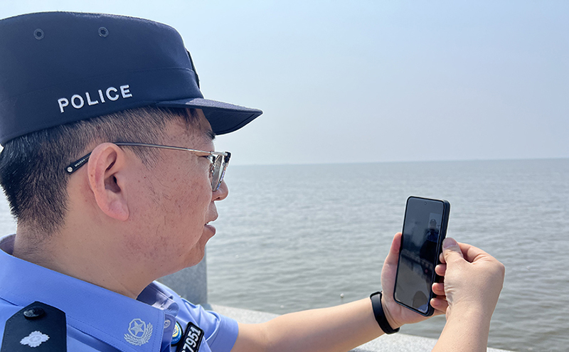 “閉上眼睛聽，這就是大海的心跳聲。”