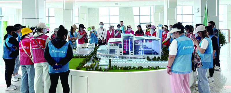 6月5日上午，營口市生態(tài)環(huán)境局帶領(lǐng)營口理工學(xué)院學(xué)生、環(huán)保志愿者走進環(huán)保設(shè)施開放單位，通過參觀、體驗、實踐，了解垃圾焚燒作業(yè)流程，滿足公眾的知情權(quán)、參與權(quán)、監(jiān)督權(quán)。