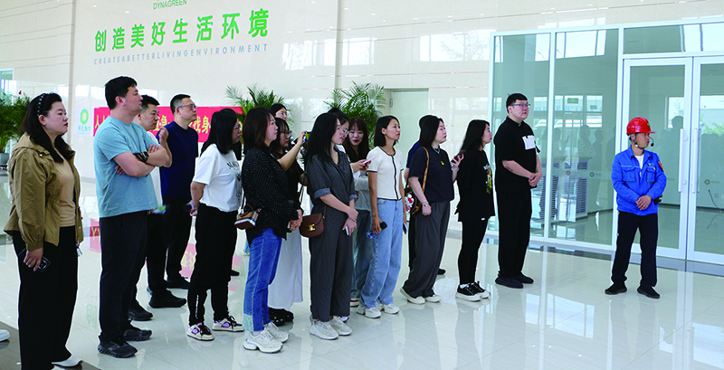 葫蘆島市生態(tài)環(huán)境局組織葫蘆島市委黨校第十八期非黨中青班的學(xué)員，走進環(huán)保有限公司，近距離了解企業(yè)環(huán)保工作運行機制。