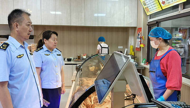執(zhí)法人員檢查轄區(qū)熟肉經(jīng)營戶
