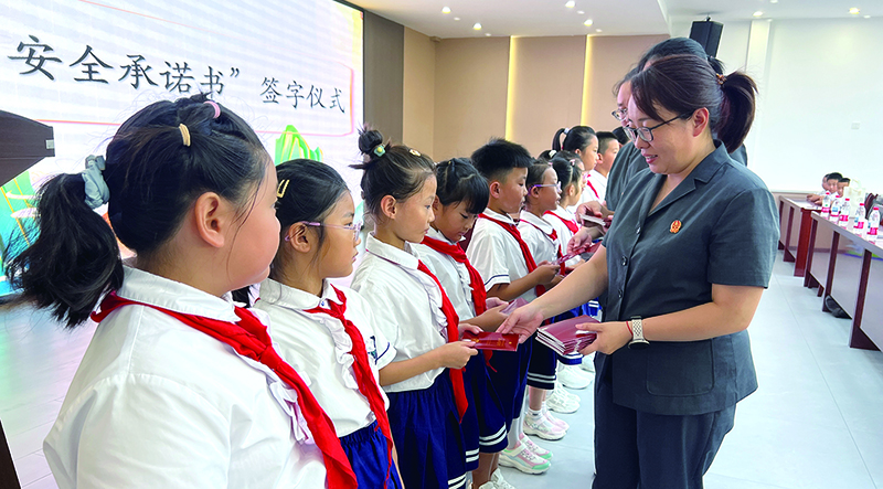 法官為同學(xué)們發(fā)放“法律護照”