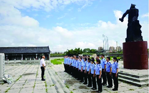 營口監(jiān)獄青年民警在營口西炮臺愛國主義教育基地參觀學習。
