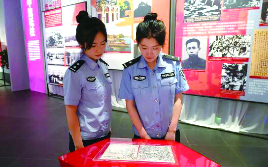 撫順第二監(jiān)獄民警參觀“豐碑——中國共產(chǎn)黨領(lǐng)導東北抗戰(zhàn)的歷史貢獻主題展”。