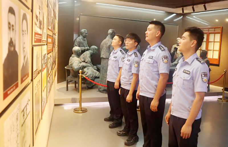 二題圖，民警們參觀東北抗日斗爭記憶的革命遺址。