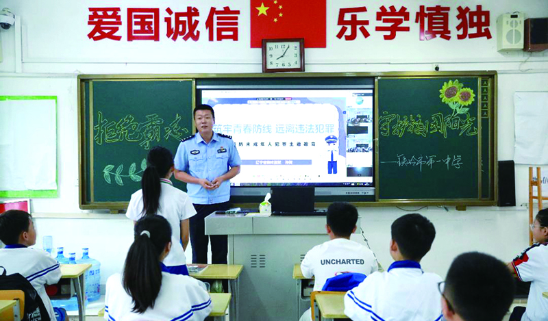 二題，民警孫樹為同學(xué)們帶來了一場生動且深刻的法治宣講課。