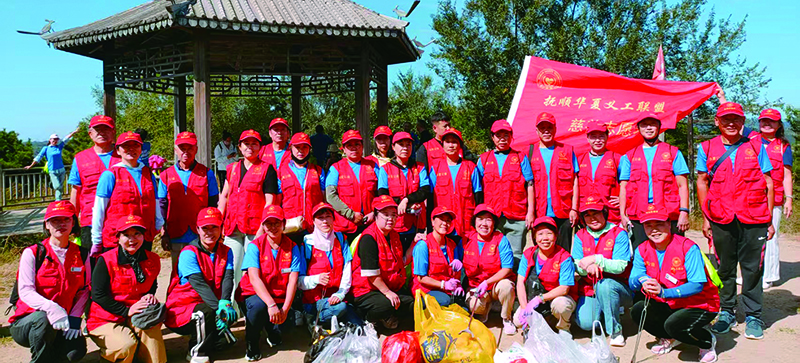 志愿者在高鐵沿線開展“清掃垃圾 守護自然”活動后合影