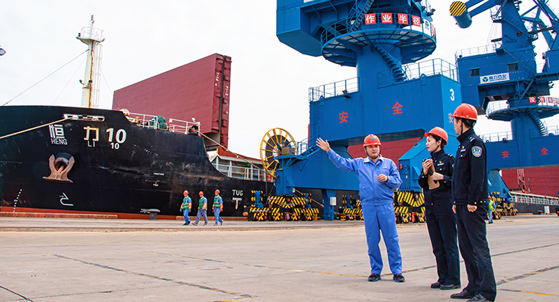 大連市公安局沿海安全保衛(wèi)局民警來到轄區(qū)企業(yè)走訪,了解企業(yè)急難愁盼問題。