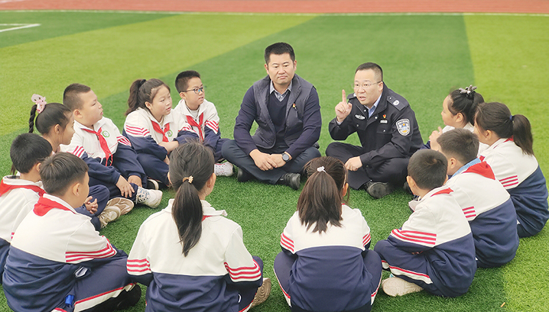 本溪縣司法局田師傅司法所進(jìn)校園為學(xué)生講解憲法知識