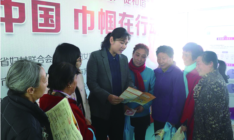 頭題圖,律師在沈陽市蘇家屯姚千街道開展普法宣傳