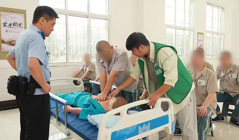 二題圖,營口監(jiān)獄罪犯進行急救技能實操。