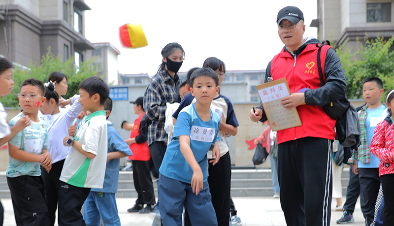 錦州圖，志愿者們?cè)谌の哆\(yùn)動(dòng)會(huì)上擔(dān)當(dāng)裁判員