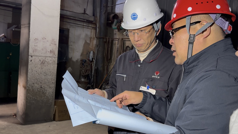 現(xiàn)場對照圖紙查看施工進(jìn)度2