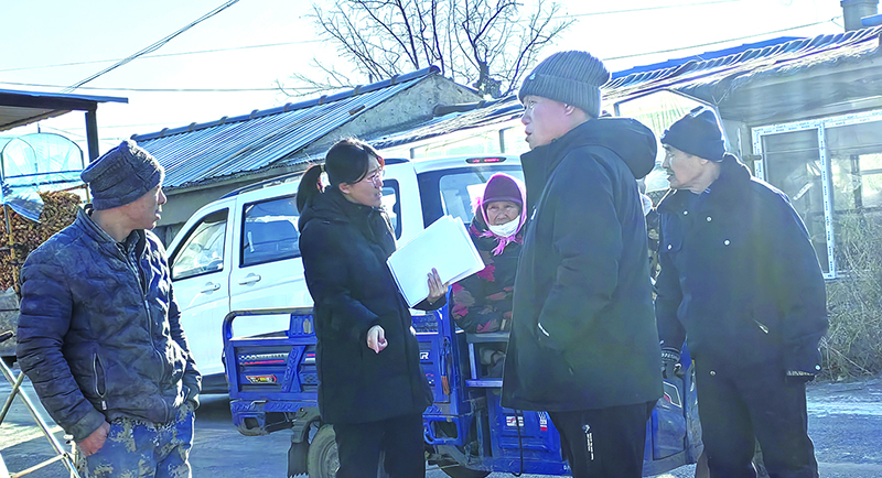 王菲法官（左二）像深入田間地頭，認真辦好每一起案件