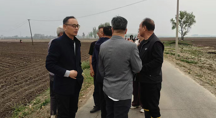 庭長姚振寶（左一）到田間核實(shí)情況