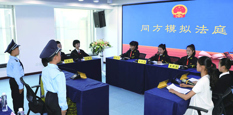 學(xué)生參加模擬法庭現(xiàn)場。 本報記者孟浩攝