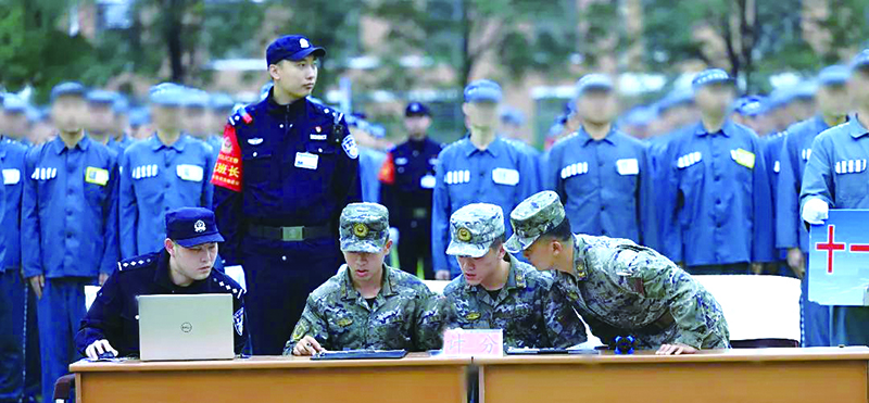 二題圖,駐監(jiān)武警戰(zhàn)士擔(dān)任評(píng)委進(jìn)行綜合評(píng)分。