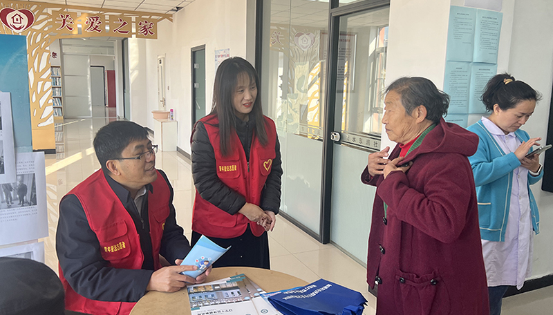 普法志愿者為居民提供專業(yè)法律咨詢服務