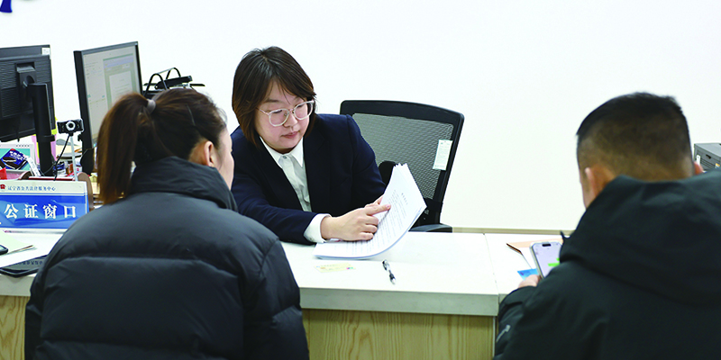頭題圖,省公證處公證員為辦理公證業(yè)務(wù)的市民答疑解惑。 本報記者 沙興淼 攝
