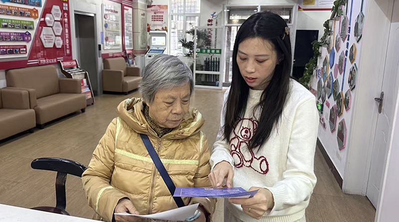 盤錦市雙臺(tái)子區(qū)勝利街道團(tuán)結(jié)社區(qū)網(wǎng)格員正在為居民普法