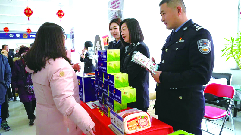 鞍山南臺(tái)監(jiān)獄民警為社區(qū)居民提供法律服務(wù)