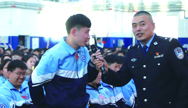 遼寧省沈陽未成年犯管教所民警在普法課現(xiàn)場(chǎng)與同學(xué)互動(dòng)