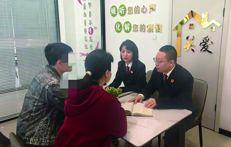 檢察官與涉案輟學(xué)學(xué)生家長(zhǎng)溝通復(fù)學(xué)方案