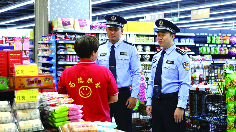 頭題圖,紅海派出所民警在重點(diǎn)商圈巡邏防控