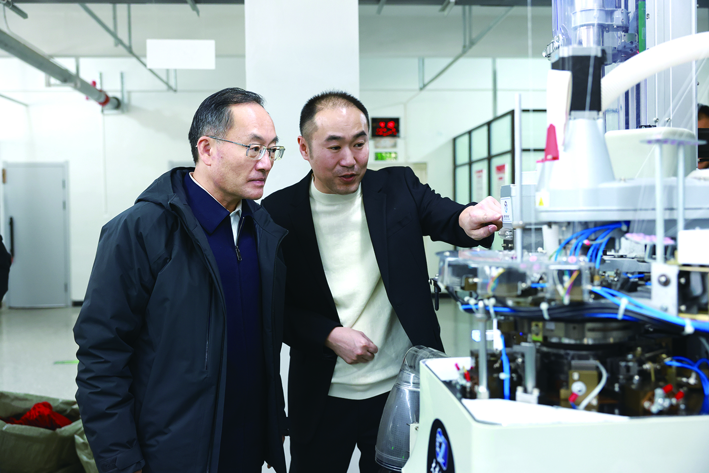 省委常委、政法委書記鄭藝(左)在遼寧保利襪業(yè)進(jìn)出口有限公司詳細(xì)了解企業(yè)生產(chǎn)經(jīng)營情況