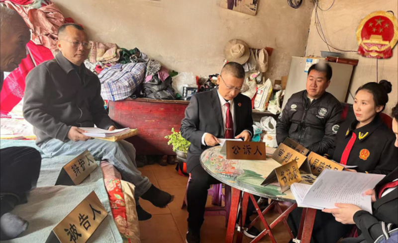 在岫巖滿族自治縣哈達(dá)碑鎮(zhèn)希林村的農(nóng)戶家里開(kāi)展巡回審判