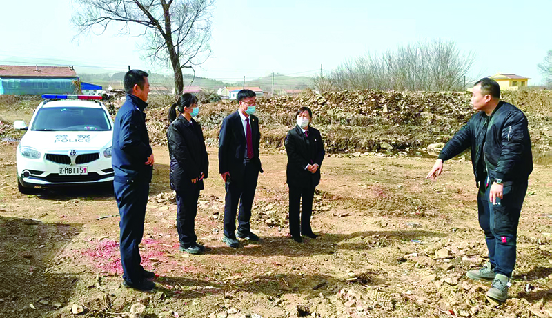 調(diào)查組一行深入非法占用農(nóng)地涉案現(xiàn)場,沿著地塊周邊實(shí)地踏勘,細(xì)致核查土地現(xiàn)狀、范圍及利用情況,為后續(xù)案件辦理夯實(shí)第一手證據(jù)。