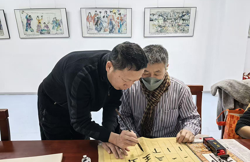 下?lián)Q圖 康橋社區(qū)老友學堂的書法公益課為老人生活增添樂趣