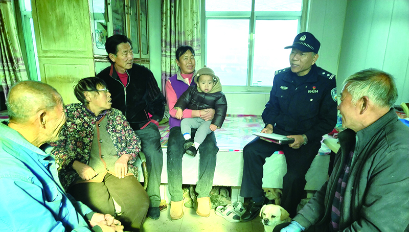 二題圖,黃平入戶走訪。