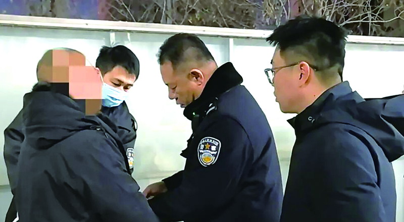 執(zhí)行干警在火車站臺(tái)抓捕被執(zhí)行人