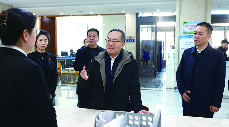 1月7日，省委常委、政法委書記鄭藝在盤錦市中級人民法院訴訟服務(wù)大廳與法院工作人員深入交流。 本報記者 孟浩 攝