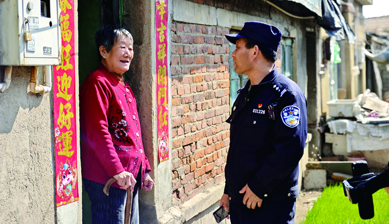 頭題圖，民警在社區(qū)走訪過程中與群眾“嘮家常”