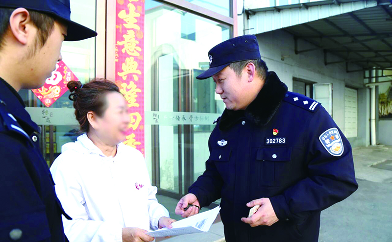 頭題圖，民警為轄區(qū)企業(yè)的外地員工上門辦理居住證