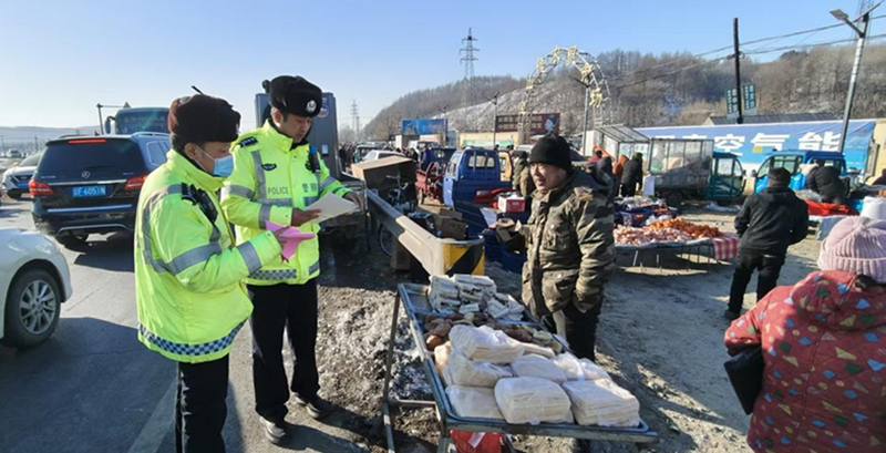 民警在新規(guī)劃的大集里進(jìn)行普法宣傳