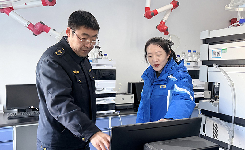 沈陽市經(jīng)濟技術開發(fā)區(qū)生態(tài)環(huán)境分局工作人員對企業(yè)現(xiàn)場幫扶。