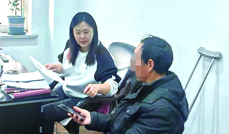 劉津言向老人介紹申請法律援助的流程。