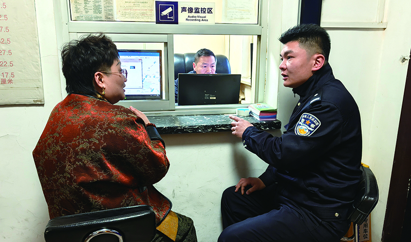 民警通過(guò)監(jiān)控幫市民尋找丟失的手機(jī)