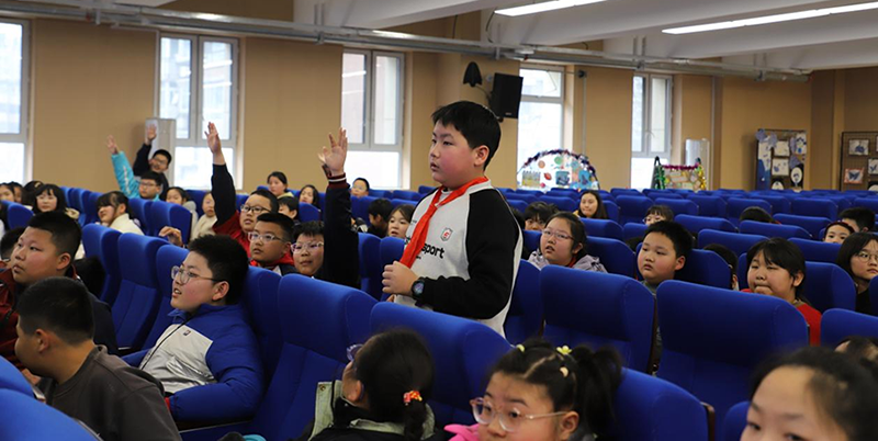 二題圖，普法進(jìn)校園現(xiàn)場(chǎng)