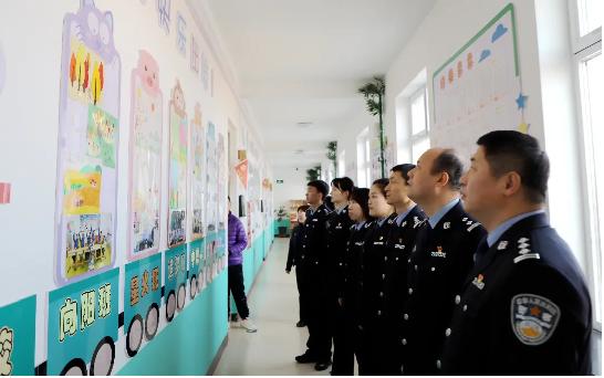 三題圖,民警參觀學(xué)校手工課堂作品