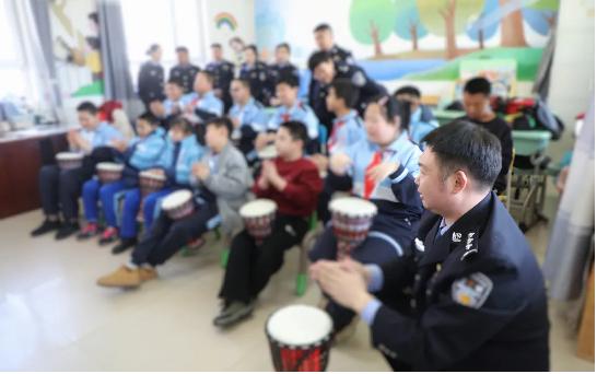 二題圖,民警與孩子們一起拍打手鼓