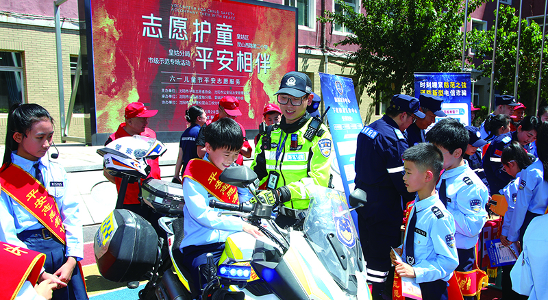 5月29日，沈陽市公安局民警聯(lián)合志愿者在皇姑區(qū)昆山二校開展進(jìn)校園安全宣傳活動(dòng)。（拍攝者待定）