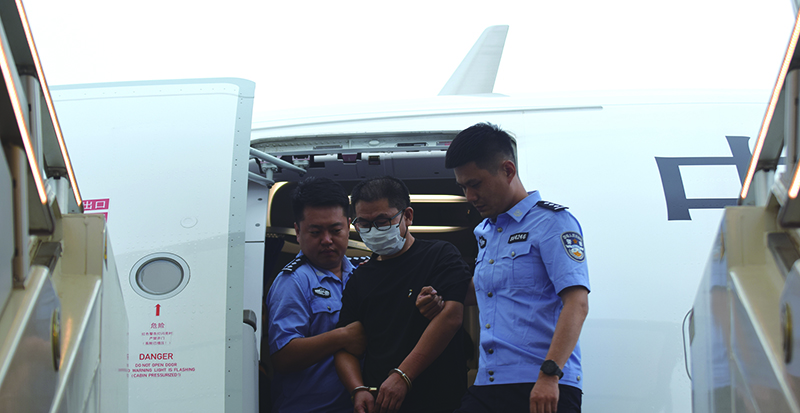 高某某被警方帶下飛機 本報記者 王聰 攝