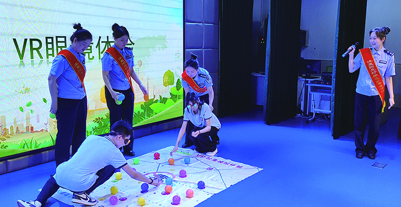 學(xué)生們參與 VR 沉浸式禁毒體驗(yàn)