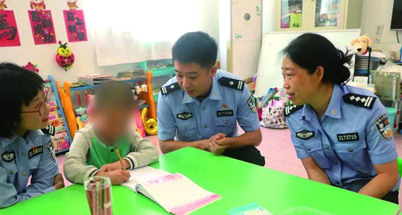 遼陽監(jiān)獄圖，民警耐心指導(dǎo)孩子書寫。孔繁提 攝